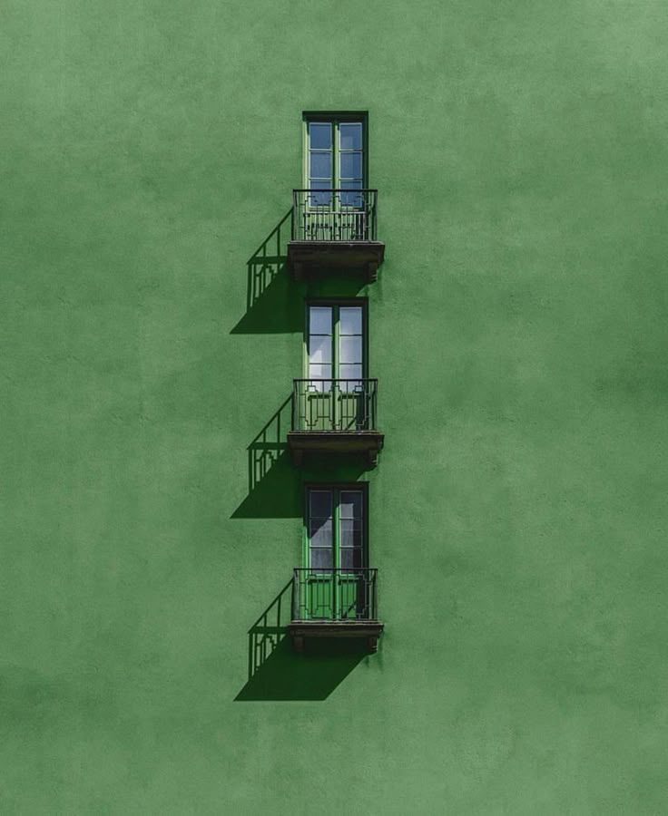 Begrünte Fassade mit Balkonen